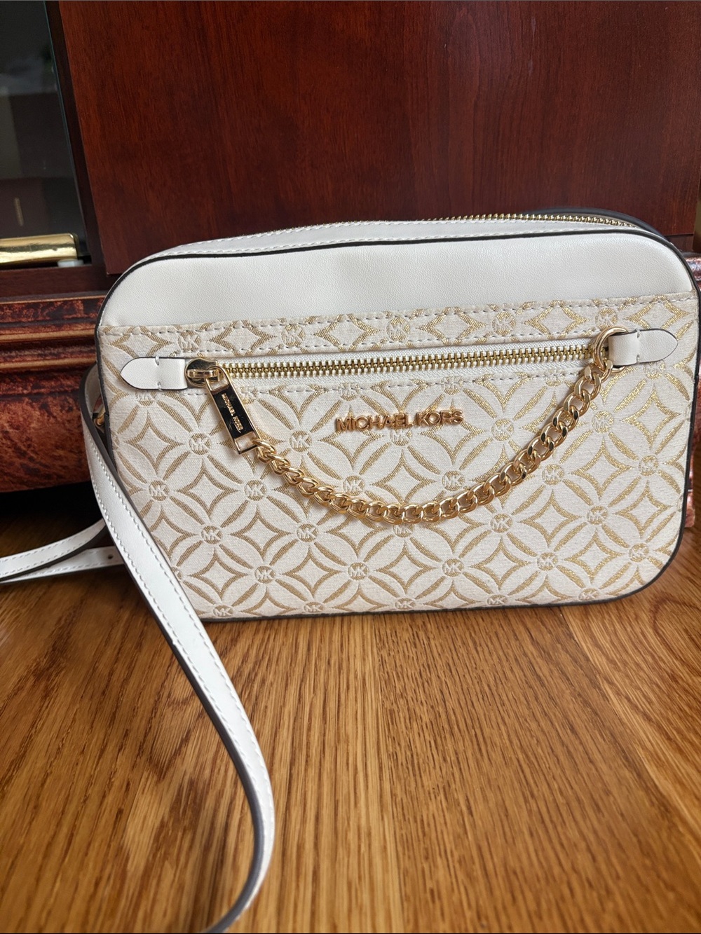 Michael Kors Jet Set Cream & Gold MK Signature Chain Crossbody Bag NEW - Picture 2 of 15